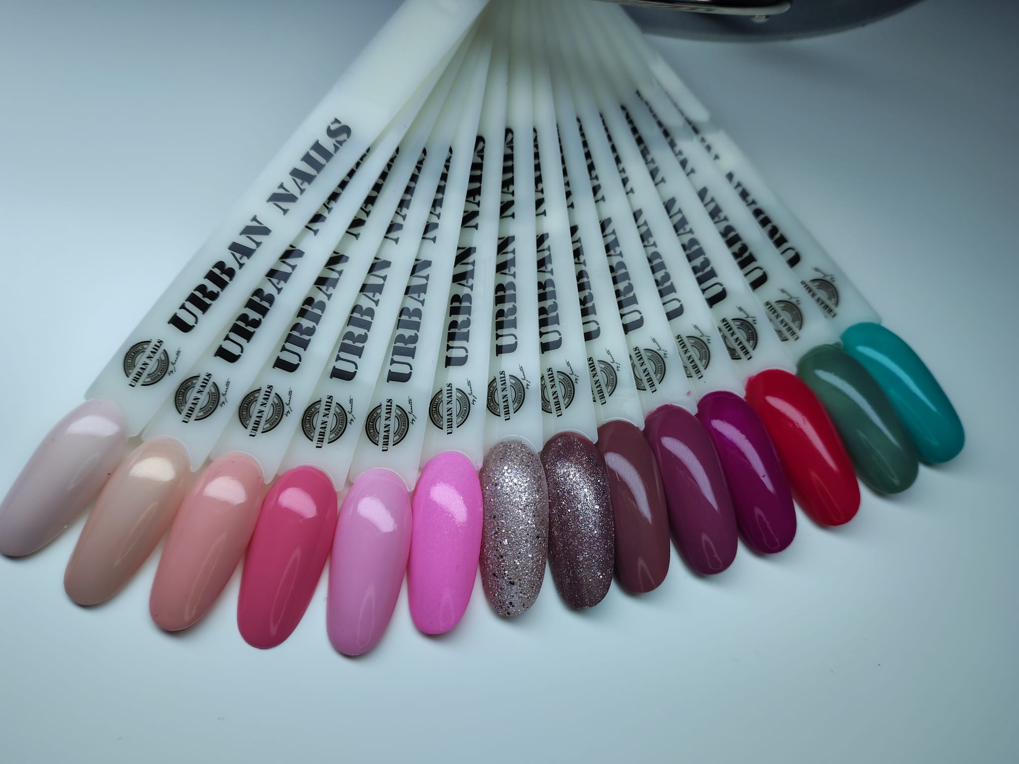 Waaier met kleurstalen in nude, roze, bes, glitter en groen